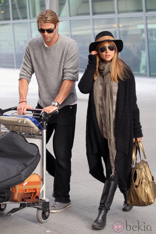 Elsa Pataky embarazada con look de aeropuerto