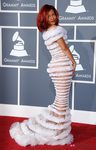 Rihanna apostó por Jean Paul Gaultier en la alfombra roja de los Grammy 2011