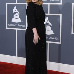 Adele con un vestido negro de Versace en los Grammy 2012