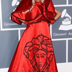 Nicki Minaj con un vestido rojo de Oscar de la Renta en los Grammy 2012