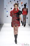Mini vestido rojo y negro de Custo Barcelona en la Semana de la Moda de Nueva York