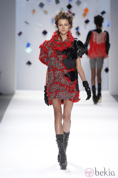 Mini vestido rojo y negro de Custo Barcelona en la Semana de la Moda de Nueva York