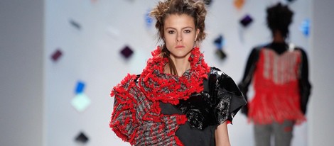 Mini vestido rojo y negro de Custo Barcelona en la Semana de la Moda de Nueva York