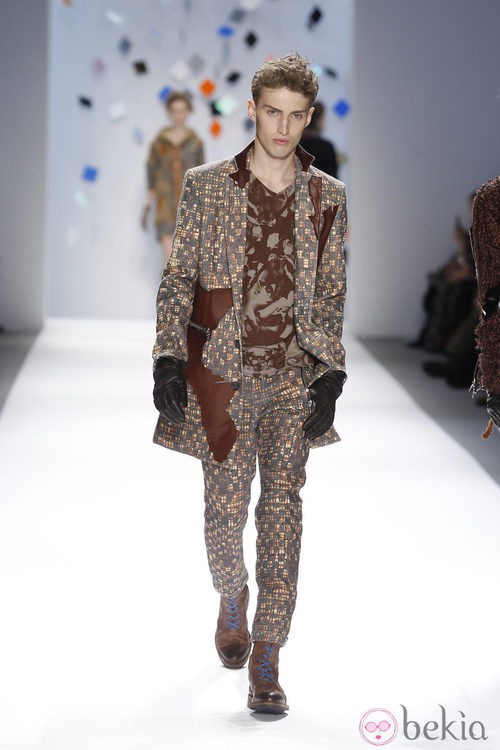 Conjunto de estampado marrón de Custo Barcelona en la Semana de la Moda de Nueva York