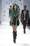 Vestido negro con flecos verdes de Custo Barcelona en la Semana de la Moda de Nueva York