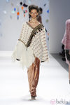 Poncho beis con falda en tono ocre de Custo Barcelona en la Semana de la Moda de Nueva York