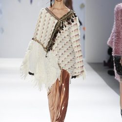 Poncho beis con falda en tono ocre de Custo Barcelona en la Semana de la Moda de Nueva York