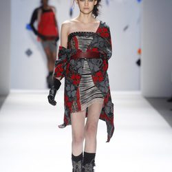 Vestido palabra de honor con chaqueta de lana de Custo Barcelona en la Semana de la Moda de Nueva York
