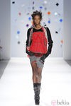 Shorts gris marengo con jersey rojo y chaqueta negra de Custo Barcelona en la Semana de la Moda de Nueva York