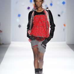 Shorts gris marengo con jersey rojo y chaqueta negra de Custo Barcelona en la Semana de la Moda de Nueva York