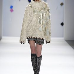 Jersey oversize beis de Custo Barcelona en la Semana de la Moda de Nueva York