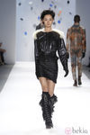 Conjunto de cuero negro de Custo Barcelona en la Semana de la Moda de Nueva York