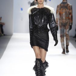 Conjunto de cuero negro de Custo Barcelona en la Semana de la Moda de Nueva York