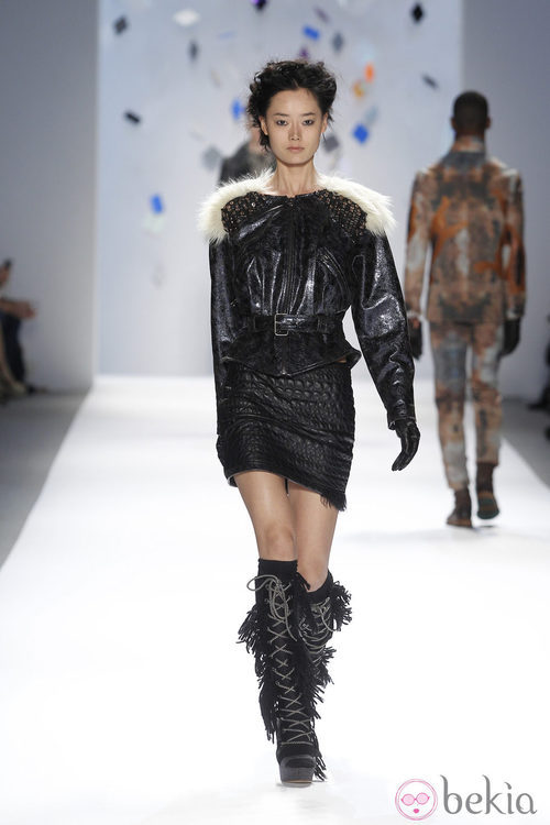 Conjunto de cuero negro de Custo Barcelona en la Semana de la Moda de Nueva York