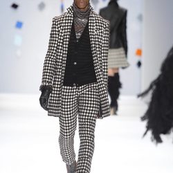 Abrigo y pantalón con estampado de cuadros blancos y negros de Custo Barcelona en la Semana de la Moda de Nueva York