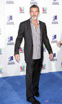 Antonio Banderas con traje informal y camisa de cuadros 