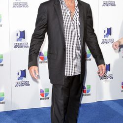 Antonio Banderas con traje informal y camisa de cuadros 