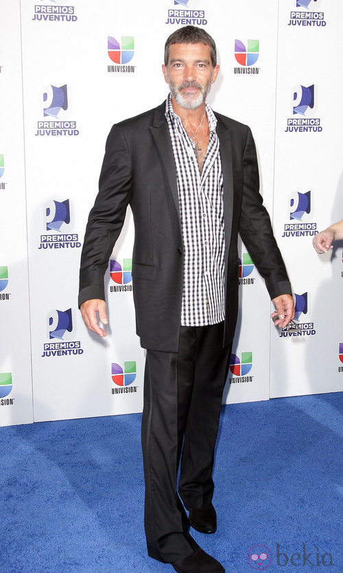 Antonio Banderas con traje informal y camisa de cuadros 