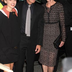 Antonio Banderas con traje y camisa negra y corbata de cuadros 