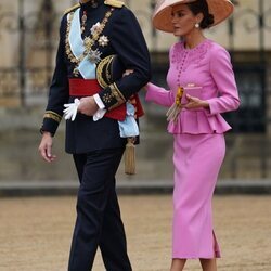 La Reina Letizia con un conjunto de Carolina Herrera en la Coronación del Rey Carlos III