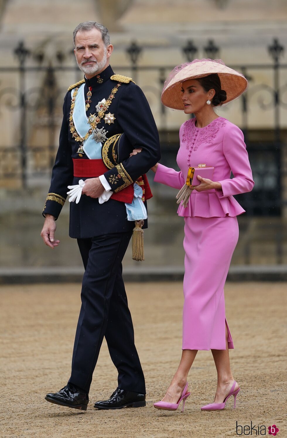 La Reina Letizia con un conjunto de Carolina Herrera en la Coronación del Rey Carlos III