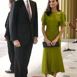 La Reina Letizia vestida de Victoria Beckham en la recepción por la Coronación del Rey Carlos III