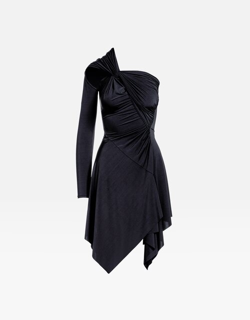 Vestido asimétrico con nudos y retorcidos en negro de Pepa Salazar x Bershka