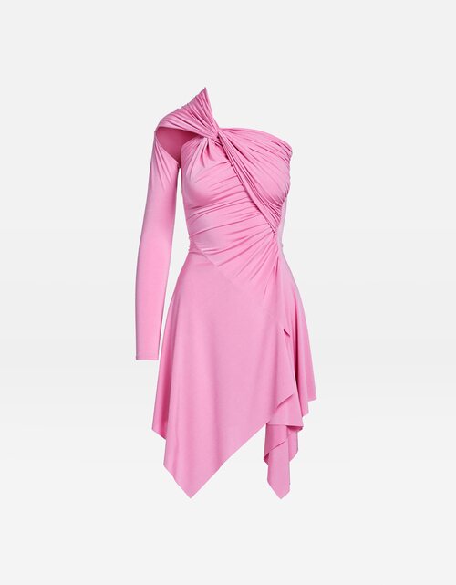 Vestido asimétrico con nudos y retorcidos en rosa de Pepa Salazar x Bershka