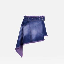 Falda asimétrica dénim en tonos rosa y morado con detalles en spray blanco de Pepa Salazar x Bershka