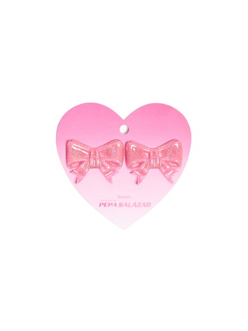 Pendientes con forma de lazo en color rosa de Pepa Salazar x Bershka