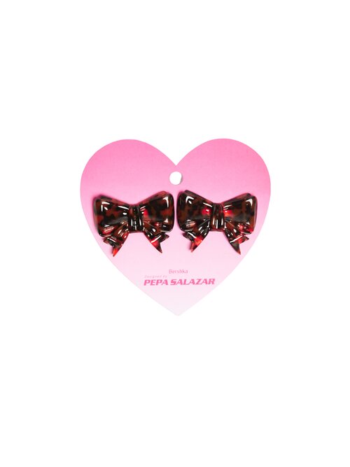 Pendientes con forma de lazo en print carey de Pepa Salazar x Bershka
