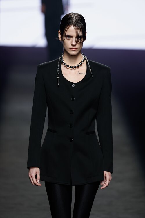 Miriam Sánchez en el desfile otoño/invierno 2024/2025 de Acromatyx