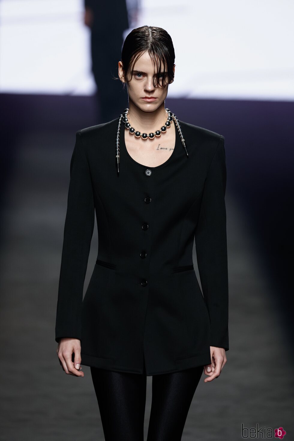 Miriam Sánchez en el desfile otoño/invierno 2024/2025 de Acromatyx