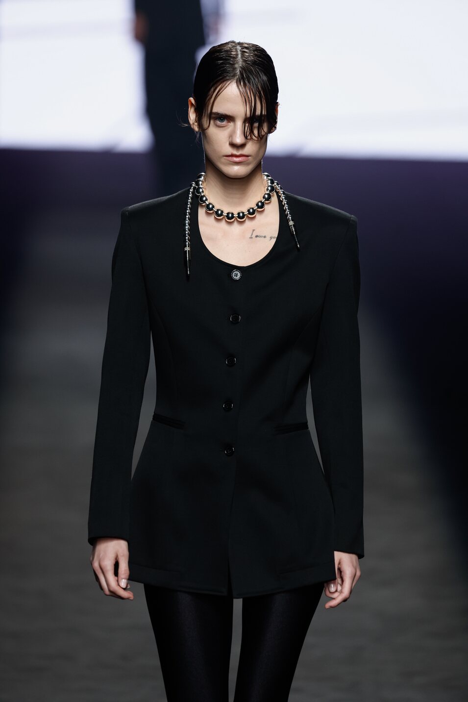Miriam Sánchez en el desfile otoño/invierno 2024/2025 de Acromatyx