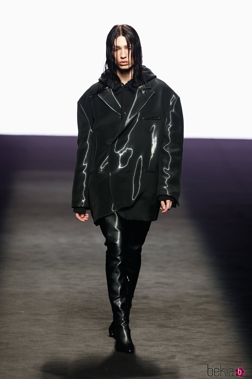 Modelo tornasolado en el desfile otoño/invierno 2024/2025 de Acromatyx