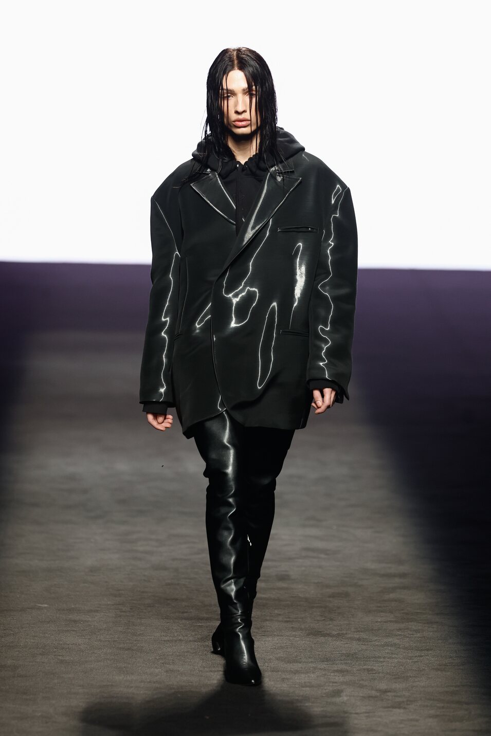 Modelo tornasolado en el desfile otoño/invierno 2024/2025 de Acromatyx