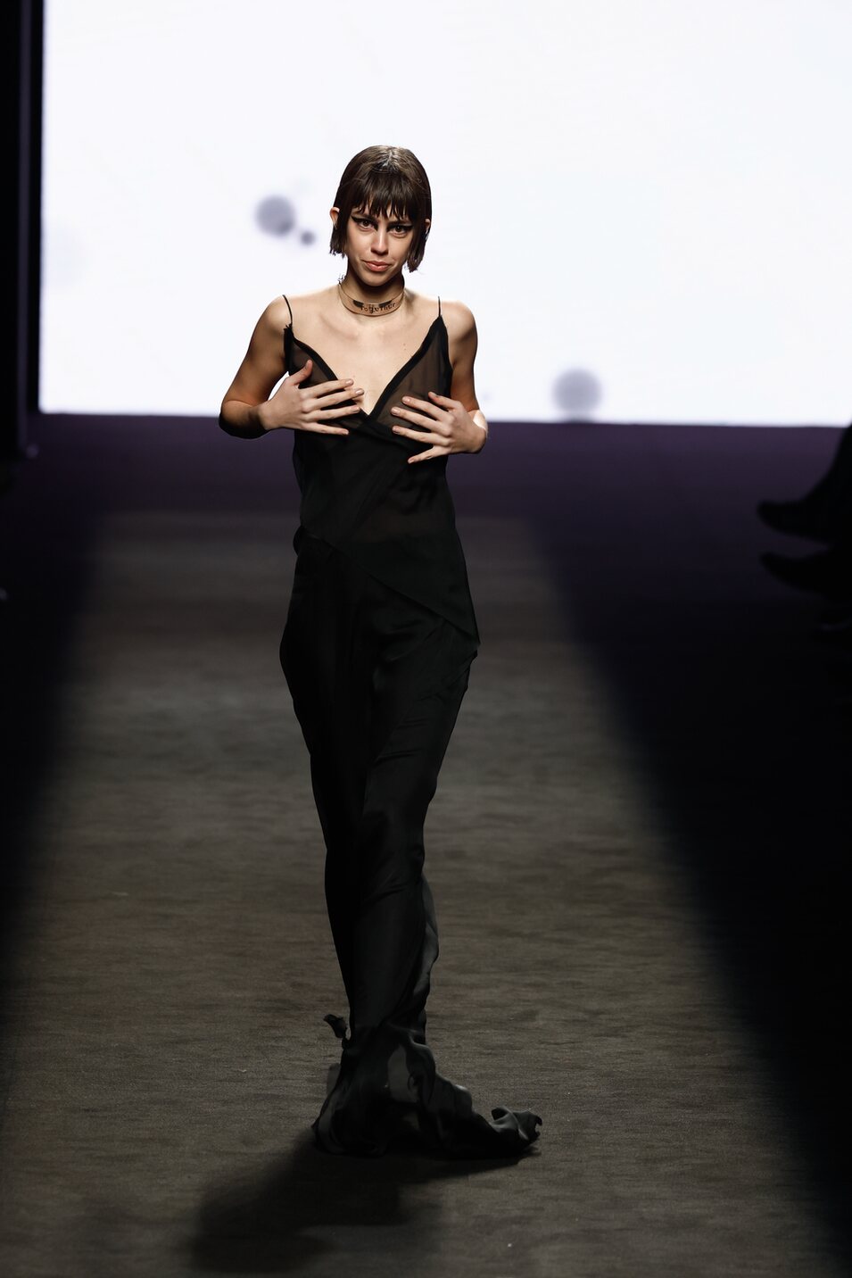Vestido transparente en el desfile otoño/invierno 2024/2025 de Acromatyx