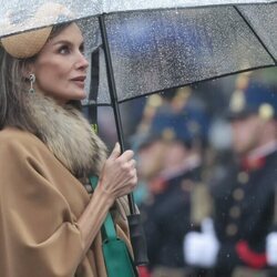 La Reina Letizia con pendientes de la Reina Sofía en la ofrenda floral en Amsterdam en su Visita de Estado a Países Bajos