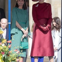 La Reina Letizia con vestido de Moisés Nieto en la ofrenda floral en Amsterdam en su Visita de Estado a Países Bajos