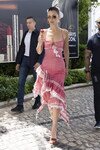 Bella Hadid con un vestido kufiya en el Festival de Cannes 2024