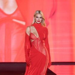 Kendall Jenner desfilando para L'Oreal en la Paris Fashion Week de septiembre 2024