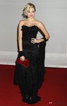 Pixie Lott con vestido negro en los Premios Brit 2012