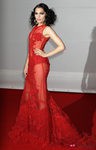Jessie J con vestido rojo con trasnparencias de Falguni & Shane Peacock en los Premios Brit 2012