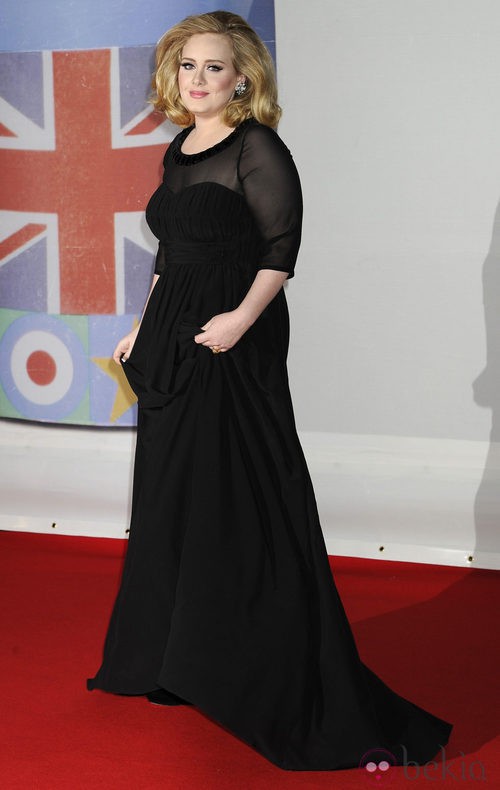 Adele con vestido de Burberry en los Premios Brit 2012