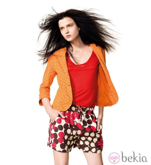 Chaqueta naranja y bermudas de la colección primavera/verano de Benetton