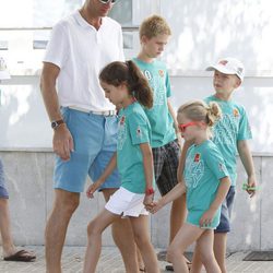 Iñaki Urdangarín con bermudas azules y polo blanco