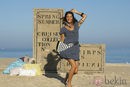 Malena Costa con vestido azul de lunares de Indiwoman