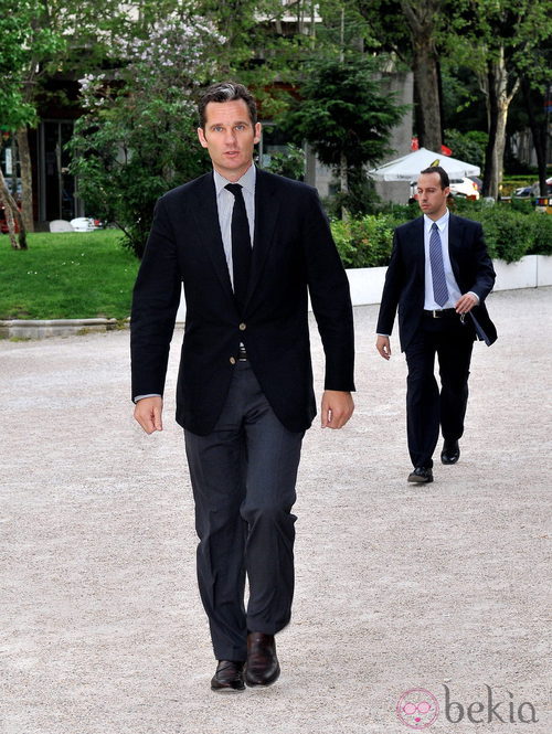 Iñaki Urdangarín con americana negra y pantalones gris plomo