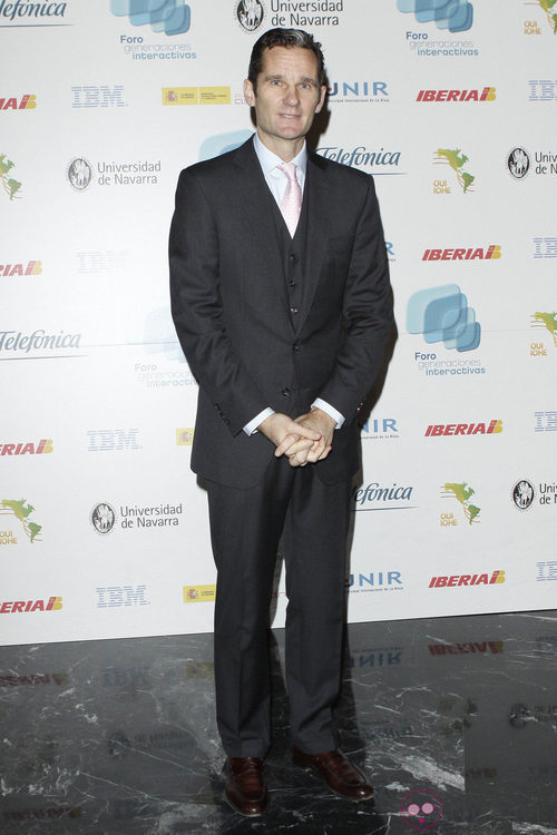 Iñaki Urdangarín con traje gris oscuro y corbata rosa palo