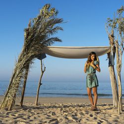 Malena Costa con vestido estampado de la nueva colección de Indiwoman